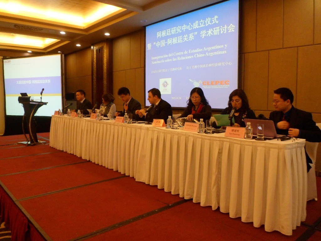 Gabriela Peirano disertó en un seminario en Beijing