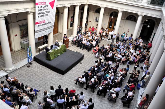 Premian A Docente De La UNAJ