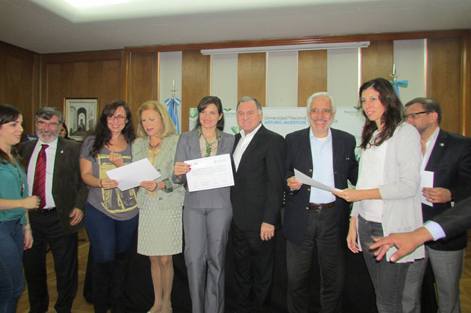 Entrega de diplomas del curso Municipio del Futuro a empleados municipales de Florencio Varela