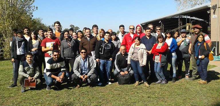 Estudiantes de carreras Agrarias visitaron un tambo en Uribelarrea