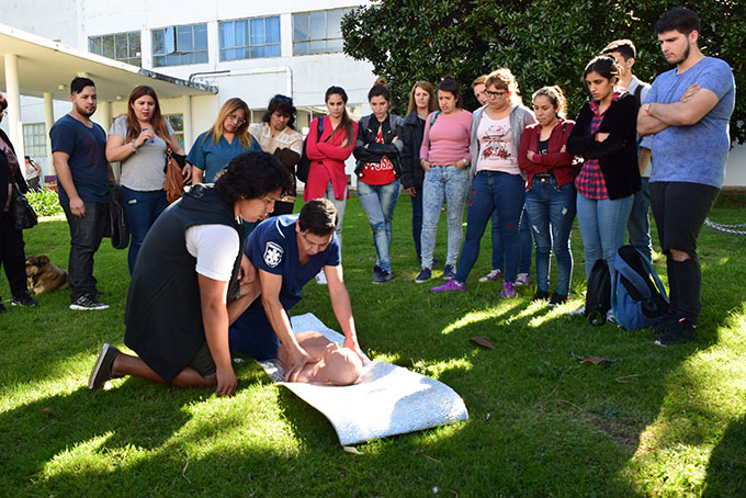 Estudiantes Y Graduados De Emergencias Capacitan Sobre RCP Y Primeros Auxilios