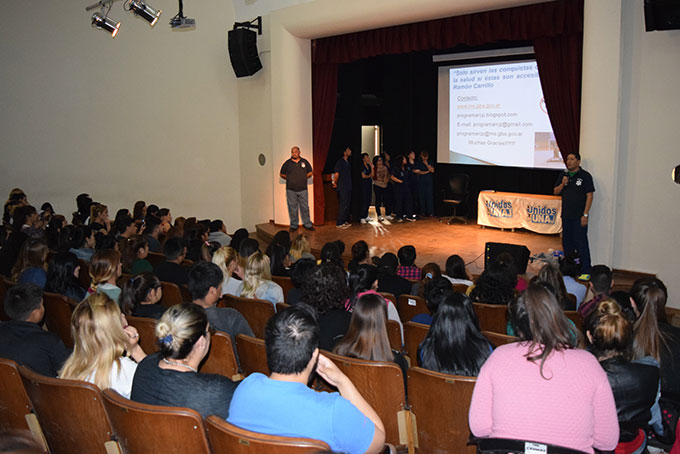 Estudiantes y graduados de Emergencias  capacitan sobre RCP y primeros auxilios