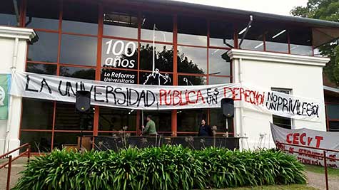 “Embarrados hasta las rodillas para ir a estudiar”: Masivo abrazo contra el ajuste