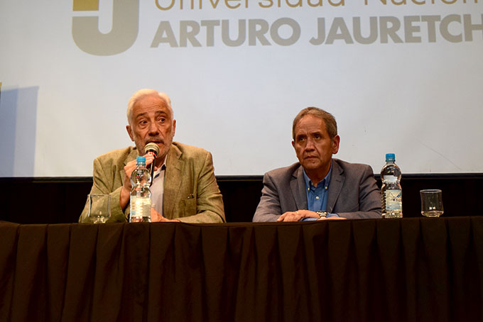 Sergio Palazzo, secretario general nacional de la Asociación Bancaria, protagonizó un nuevo encuentro del Ciclo Repensar la política en la UNAJ en el cual analizó las políticas del gobierno nacional, la política y el movimiento obrero en un contexto nacional de “crisis y ajuste”. Referentes sindicales y gremiales, trabajadores, docentes, Nodocentes, estudiantes y autoridades de la universidad se hicieron presentes para la charla. El referente sindical planteó un panorama de nuestra situación política, económica y social  y el rol de la políticas y los trabajadores en este contexto. El rector Ernesto Villanueva, a cargo de la apertura del encuentro, destacó “el compromiso político profundo” y la combinación con la lucha sindical de Palazzo, que da cuenta de las características del gremio que lidera. “Un gremio de décadas, que ha sabido salir a la calle cuando correspondía, que ha luchado desde el primer día de este nuevo gobierno para mantener lo que necesitan dignamente los trabajadores”, sentenció. Sergio Palazzo, expresó su alegría por poder participar de un espacio de debate “para los que tenemos la idea de seguir luchando, cuando estos espacios se cierran por el pensamiento hegemónico y por los medios concentrados”. La intervención se desarrolló a partir de tres ejes: las medidas de este gobierno, de la política y en ese marco del rol del movimiento obrero.