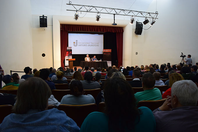 Sergio Palazzo, secretario general nacional de la Asociación Bancaria, protagonizó un nuevo encuentro del Ciclo Repensar la política en la UNAJ en el cual analizó las políticas del gobierno nacional, la política y el movimiento obrero en un contexto nacional de “crisis y ajuste”. Referentes sindicales y gremiales, trabajadores, docentes, Nodocentes, estudiantes y autoridades de la universidad se hicieron presentes para la charla. El referente sindical planteó un panorama de nuestra situación política, económica y social y el rol de la políticas y los trabajadores en este contexto. El rector Ernesto Villanueva, a cargo de la apertura del encuentro, destacó “el compromiso político profundo” y la combinación con la lucha sindical de Palazzo, que da cuenta de las características del gremio que lidera. “Un gremio de décadas, que ha sabido salir a la calle cuando correspondía, que ha luchado desde el primer día de este nuevo gobierno para mantener lo que necesitan dignamente los trabajadores”, sentenció. Sergio Palazzo, expresó su alegría por poder participar de un espacio de debate “para los que tenemos la idea de seguir luchando, cuando estos espacios se cierran por el pensamiento hegemónico y por los medios concentrados”. La intervención se desarrolló a partir de tres ejes: las medidas de este gobierno, de la política y en ese marco del rol del movimiento obrero.