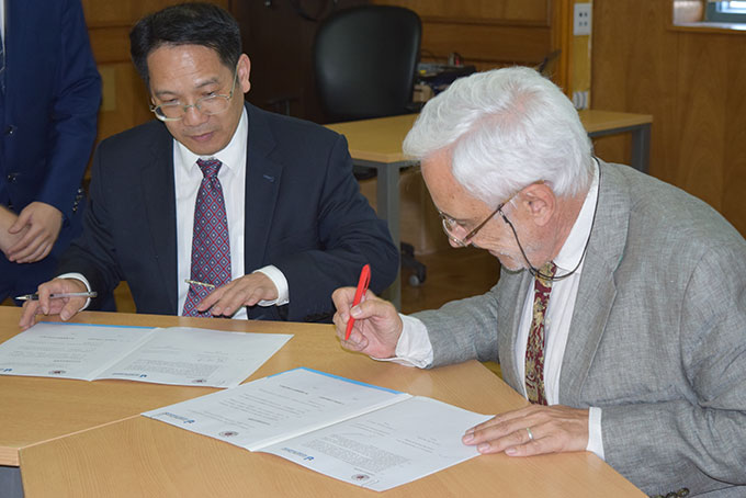 Firma de Convenio con la Universidad Normal de Jiangsu, China.