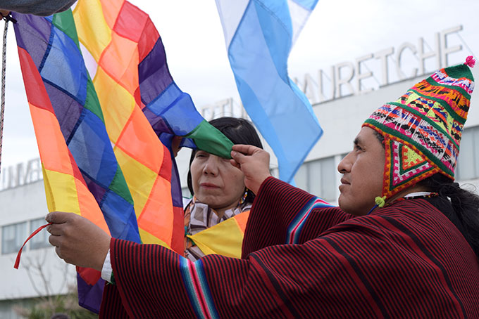 La Whipala, Emblema Del último Día De Resistencia De Los Pueblos Originarios, En La UNAJ.