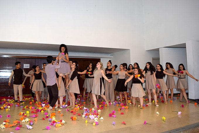 El grupo de danza de la Universidad UNESPAR de Brasil se presentó en la UNAJ