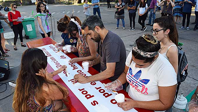 Un banco rojo contra los femicidios