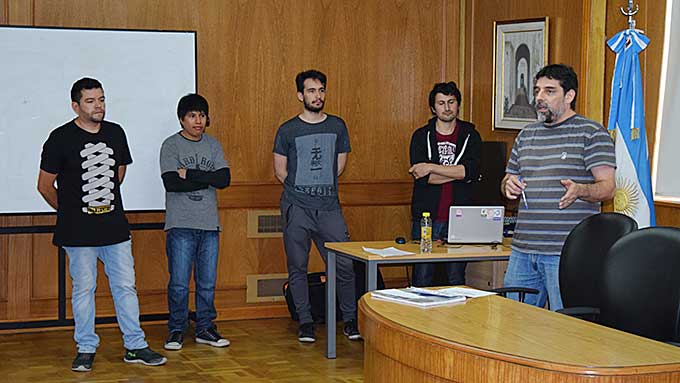 Estudiantes de Ingeniería en Informática exponen sus trabajos finales