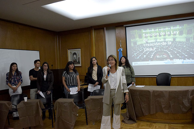 Estudiantes representaron la sanción de la ley de creación de la UNAJ