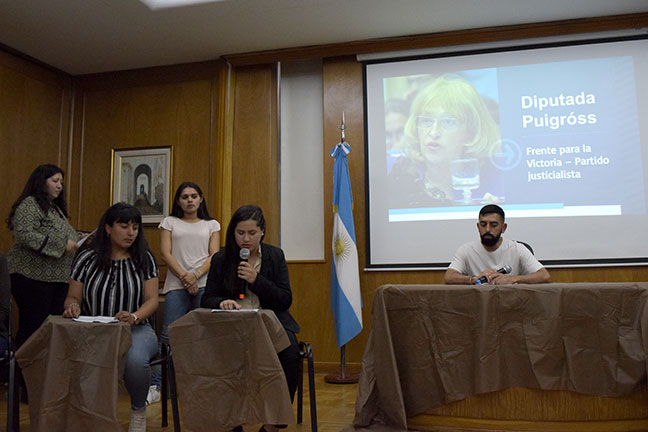 Estudiantes representaron la sanción de la ley de creación de la UNAJ