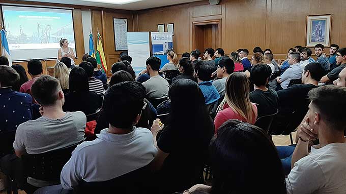 Charla De Empresa De Energía Para Estudiantes Y Graduadas/os