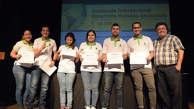 Estudiantes y docentes del Tecnológico de Antioquía de Colombia en la UNAJ