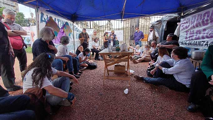 La UNAJ acompaña a pueblos indígenas en el acampe frente al Congreso en reclamo por la prórroga de la ley 26.160