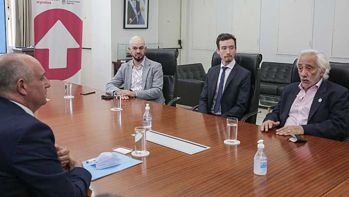 El ministro Alexis Guerrera recibió al primer graduado de Ingeniería en Transporte