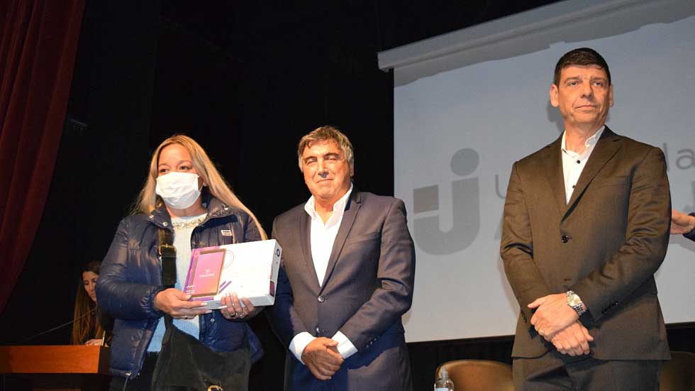 Entrega de tablets para mejorar la accesibilidad digital de los y las estudiantes de la UNAJ