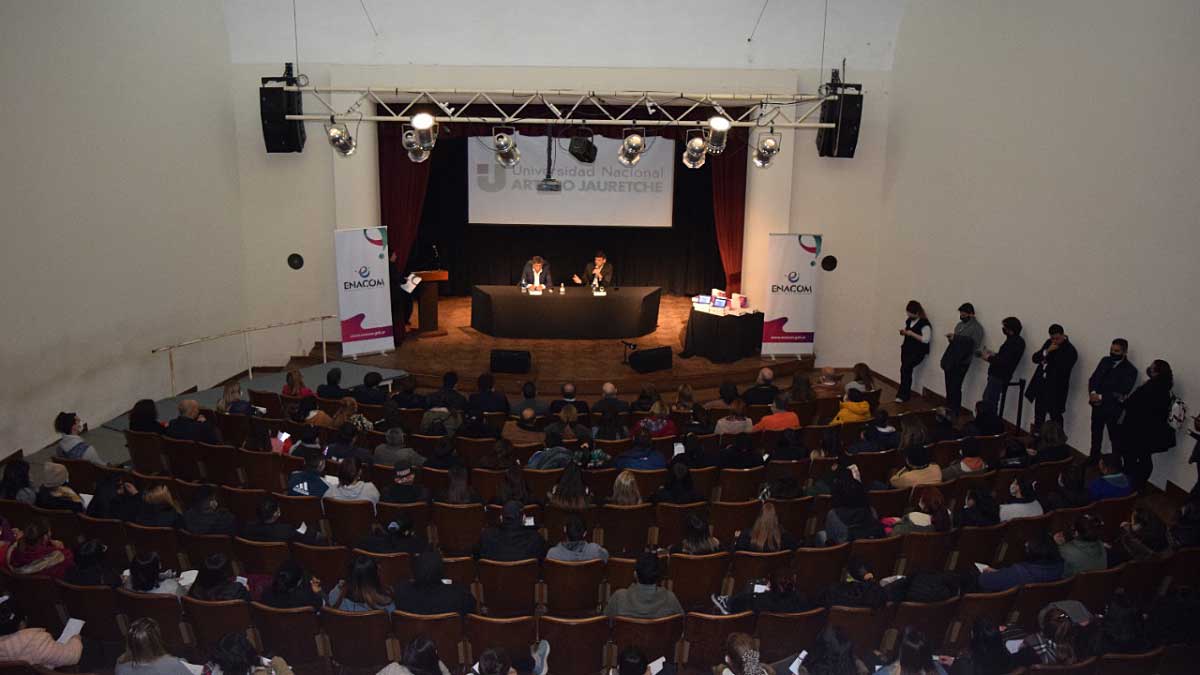 Entrega de tablets para mejorar la accesibilidad digital de los y las estudiantes de la UNAJ