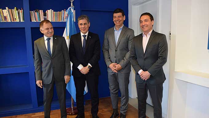 El presidente de YPF Pablo González y el rector de la UNAJ Arnaldo Medina firmaron un convenio para renovar por diez años el comodato de uso de terrenos de la empresa por parte de la universidad. Se trata del predio ubicado en la esquina de Camino General Belgrano y Avenida del Trabajo, que había sido vendido durante la gestión anterior de la compañía, decisión que fue revocada luego del reclamo y las gestiones de la UNAJ. Actualmente se construyen allí una cancha de fútbol y un sector para estacionamiento. Durante el encuentro se manifestó además la intención de dar una solución al tema para que la universidad pueda usar esos terrenos en forma definitiva. El rector Medina recibió a Pablo González acompañado del diputado Nacional Julio Pereyra y del intendente de Florencio Varela Andrés Watson con quienes conversaron acerca de la situación actual de la UNAJ, las características de la carrera Ingeniería en Petróleo y de la oportunidad que representa la matriz energética para los estudiantes de la carrera y para el futuro del país. Luego de un recorrido por las instalaciones de la sede central de la UNAJ, el presidente de YPF se sumó a una clase en los Laboratorios de Química, donde conversó y respondió preguntas de estudiantes de Ingeniería en Petróleo. Pablo González alentó a los y las estudiantes de la carrera a formarse para sumarse al desafío que representa el desarrollo energético del país: “Estamos hablando de una industria que crece. Y ese proceso de crecimiento no se va a detener, se va a ampliar. Sigan estudiando, gracias a la universidad pública tenemos la posibilidad de desarrollarnos en un país donde la matriz energética les va a permitir trabajar y crecer”, aseguró.