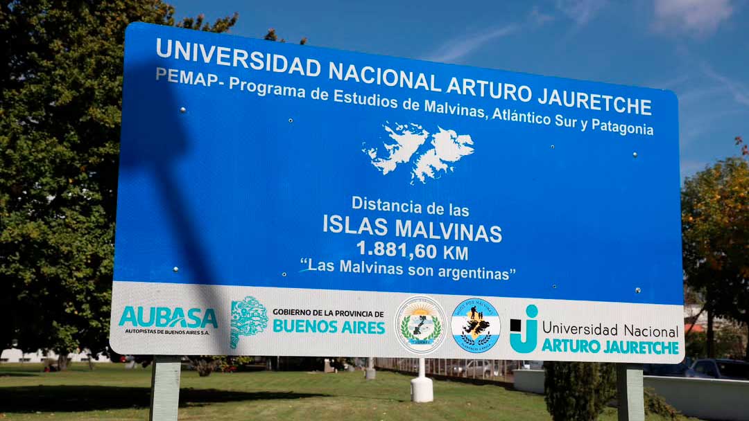 Inauguración del cartel vial de señalización de la distancia Malvinas – UNAJ, y de la escultura en homenaje a las islas