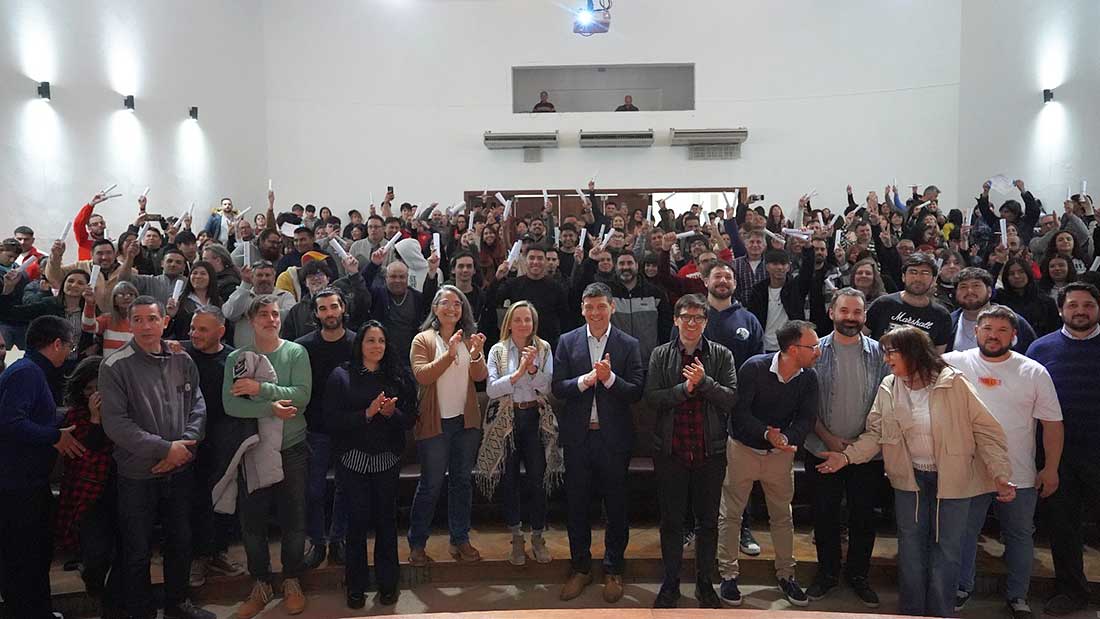 Entrega de certificados a estudiantes de los cursos de oficios y talleres culturales