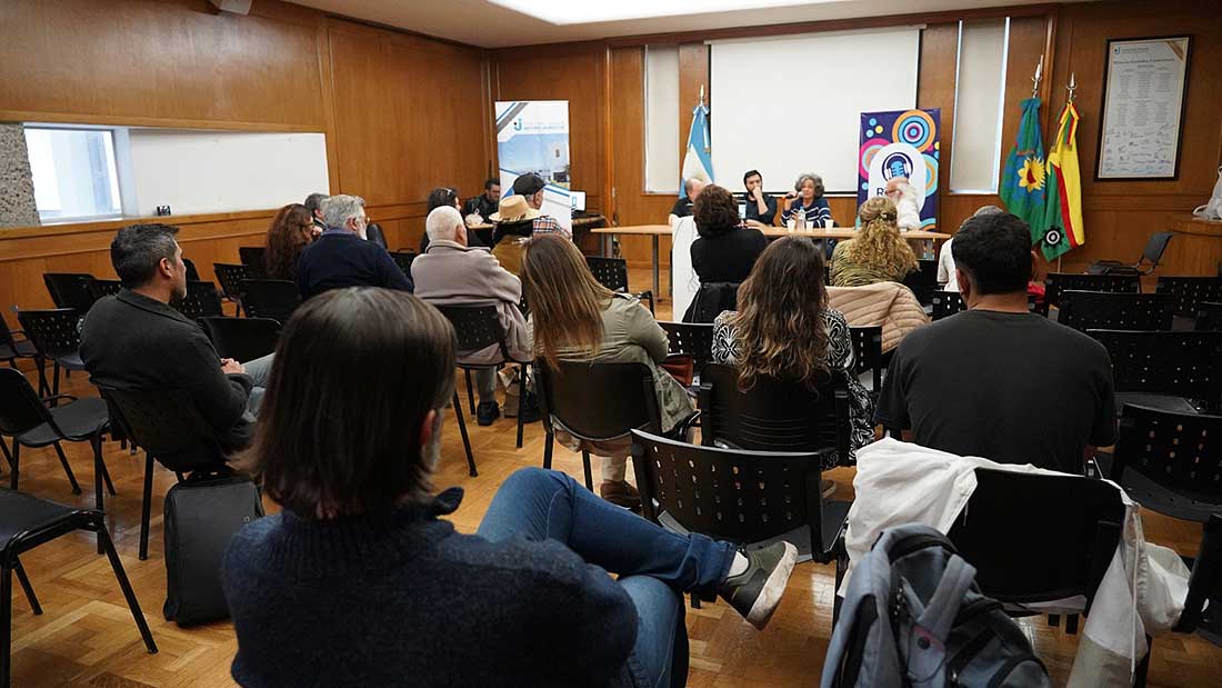 Juan Sasturain, Liliana Escliar y Nicolás Ferraro en la UNAJ